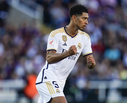 LOL官方发起世界赛预测， 其中解说AUX发布回复