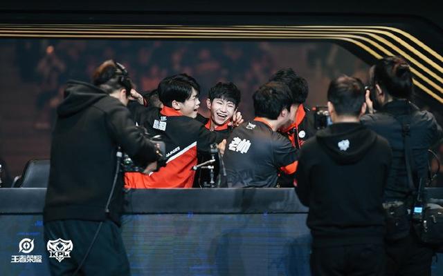 FlyQuest 被加冕为 LTA 2025 锦标赛的首个也是唯一的冠军